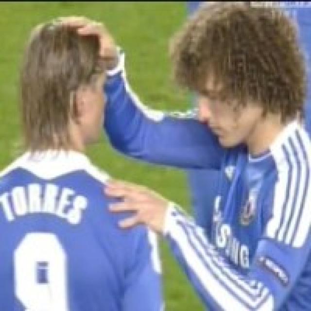 Durante partida, evangélico David Luiz ora com atacante para que ele volte a jogar bem e em seguida