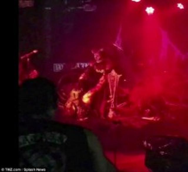 Internacional – Banda de heavy metal faz ritual satânico no palco e plateia passa mal