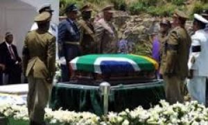 Autoridades sul-africanas são presas por ‘fraude’ em funeral de Mandela