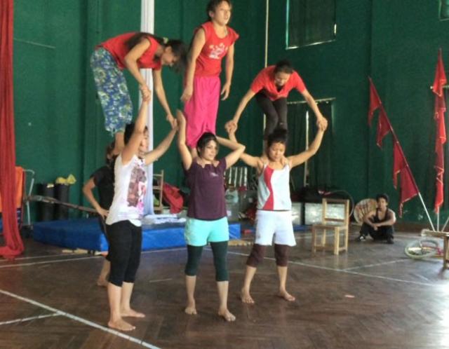 Circo emprega vítimas de tráfico humano no Nepal