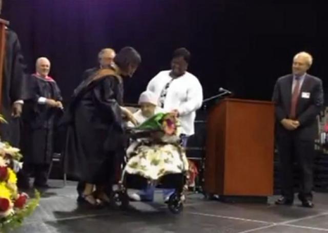 Idosa de 111 anos recebe diploma: ensino médio