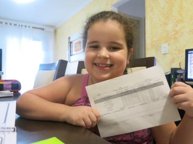 Um ano inteiro só de notas 10 na escola: aluna dá a receita