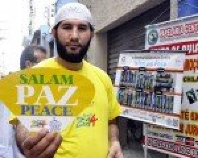 Muçulmanos montam tenda e divulgam o islamismo na Copa