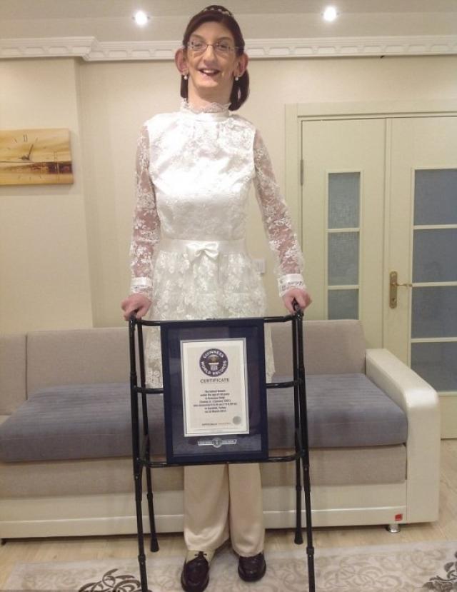 Garota de 17 anos com 2,13 m de altura é a adolescente mais alta do mundo, de acordo com o Guinness