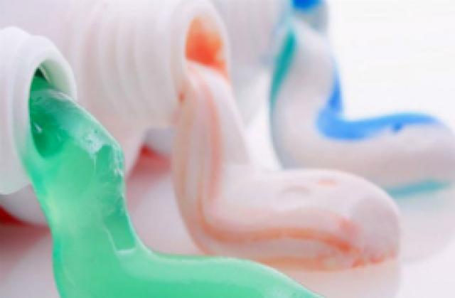 Anvisa suspende lote de creme dental e antibiótico