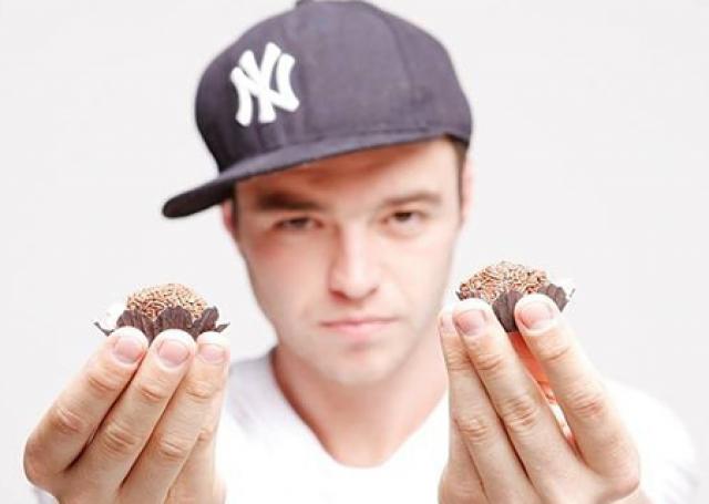 Vendeu brigadeiro, juntou R$ 9 mil e vai pra Europa