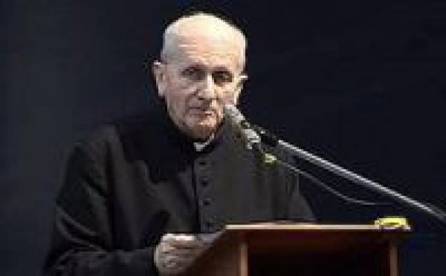 Padre afirma que demônio tem enviado mensagens em seu celular com textos de ódio