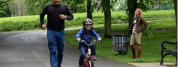 Bicicleta ensina crianças a pedalar sem rodinhas