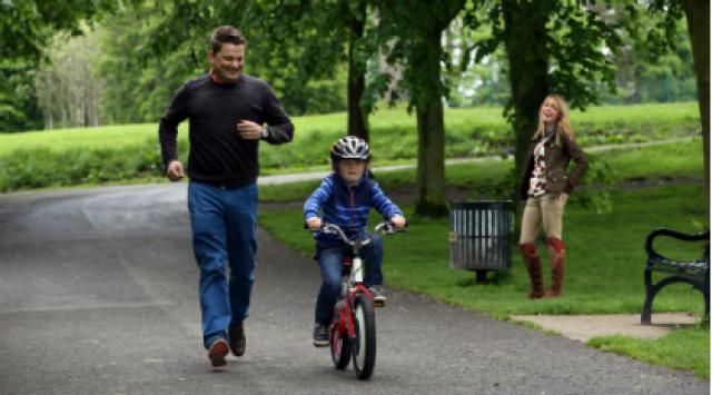Bicicleta ensina crianças a pedalar sem rodinhas