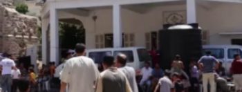 Vídeo: Hamas invade igreja e usa cristãos como escudos humanos
