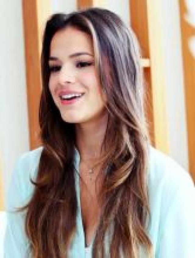 Bruna Marquezine vai a culto da Hillsong Los Angeles acompanhada da modelo Stephannie Oliveira
