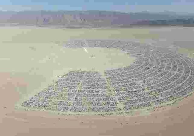 Por que os donos de Google, Amazon e Facebook foram acampar no meio do deserto?