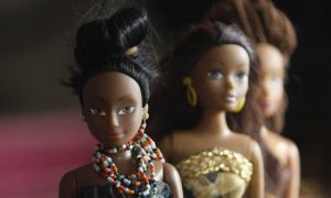 Nigeriano cria bonecas negras contra preconceito e supera venda de Barbie
