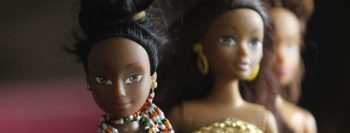 Nigeriano cria bonecas negras contra preconceito e supera venda de Barbie