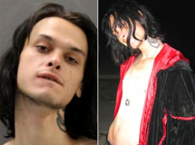 Jovem é preso nos EUA por queimar Bíblia e urinar sobre ela