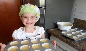 Menina de nove anos vende cupcakes para  pagar aulas de guitarra