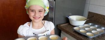 Menina de nove anos vende cupcakes para  pagar aulas de guitarra