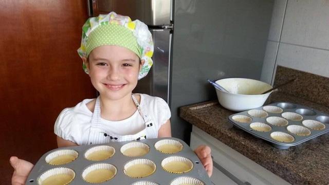 Menina de nove anos vende cupcakes para  pagar aulas de guitarra