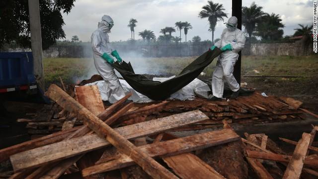 Homem dado como morto por Ebola se move durante remoção de corpo