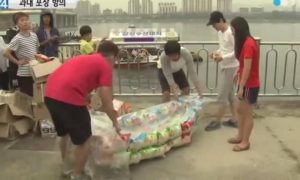 Na Coreia do Sul, estudantes constroem balsa para provar que pacotes de salgadinhos têm ar demais