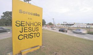 Placa que consagra cidade a Jesus é considerada ilegal pela Justiça, que ordena retirada