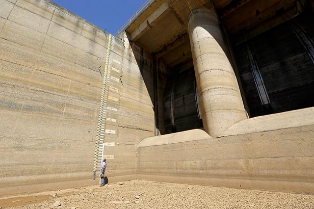 Nível do Cantareira cai a 4,1%; primeira cota do volume morto dura até novembro