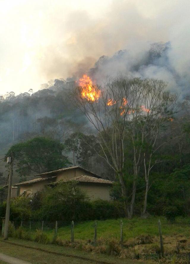 Bombeiros aumentam efetivo para controlar incêndio na região serrana do Rio