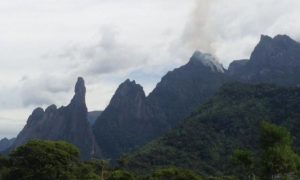 Fogo avança e área queimada dobra em parque na região serrana do Rio