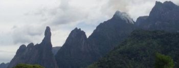 Fogo avança e área queimada dobra em parque na região serrana do Rio