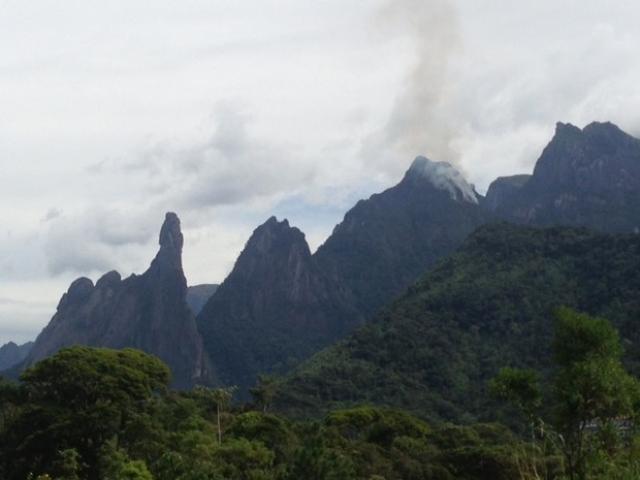Fogo avança e área queimada dobra em parque na região serrana do Rio