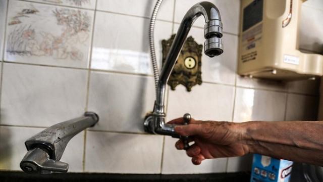 Com medo de faltar água, paulistanos esvaziam galões das prateleiras