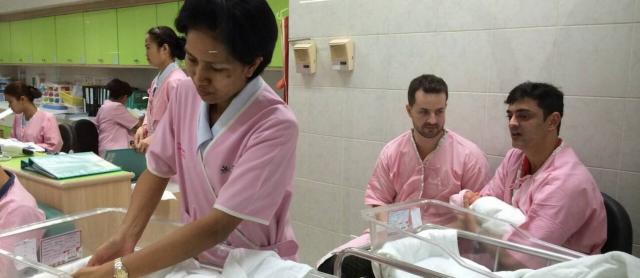 Casal gay de MG cruza três continentes para ter filhos