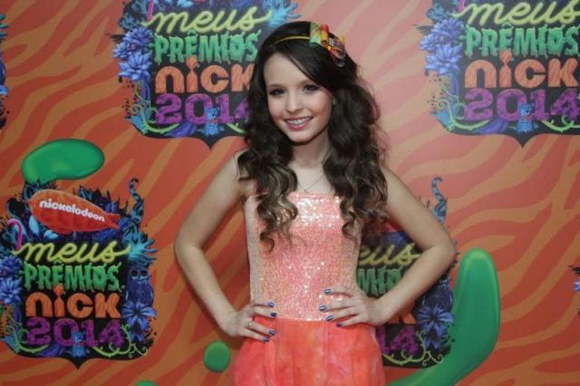Com aliança no dedo, Larissa Manoela fala sobre namoro com ator de 17 anos: “A gente está muito feli
