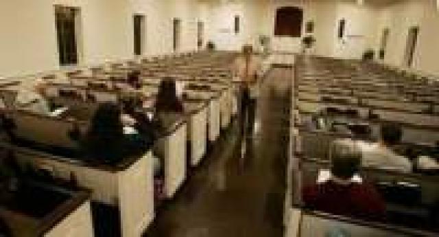 Redes sociais esvaziam igrejas e espalham heresias, dizem pesquisadores e teólogos
