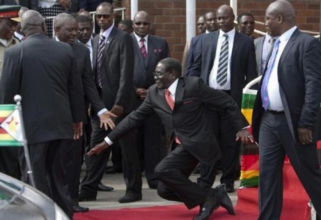 Queda de Mugabe viraliza e gera versões na internet