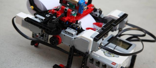 Aos 13 anos, menino belga cria impressora de textos em braile a partir de protótipo feito de Lego