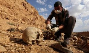Estado Islâmico crucifica, escraviza e enterra vivas crianças, denuncia órgão da ONU