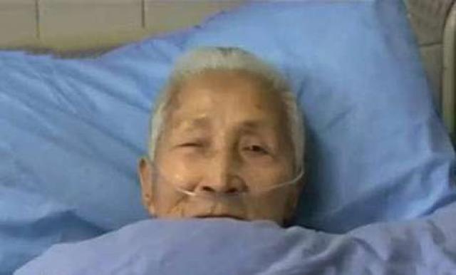 Idosa chinesa acorda de coma falando inglês fluente
