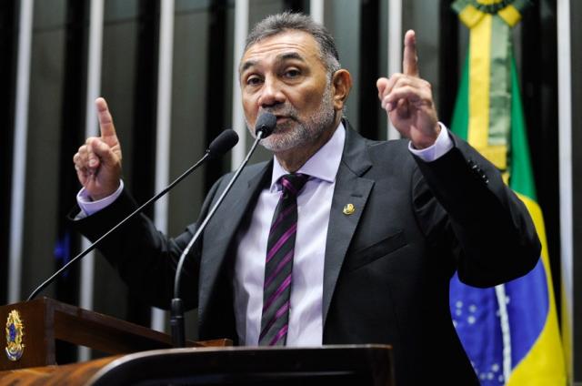 Projeto regulamenta atividade religiosa; lei impediria até Jesus de pregar no Brasil
