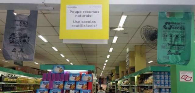 Consumidores criticam cobrança de até 10 centavos por nova sacolinha