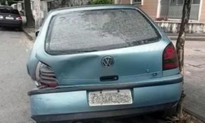 Motorista provoca acidente e deixa recado: Pegue minhas informações Motorista provoca acidente e deixa recado: Pegue minhas informações