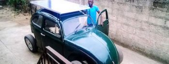 Nigeriano usa sucata para criar fusca movido a vento e a energia solar