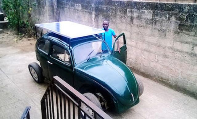 Nigeriano usa sucata para criar fusca movido a vento e a energia solar