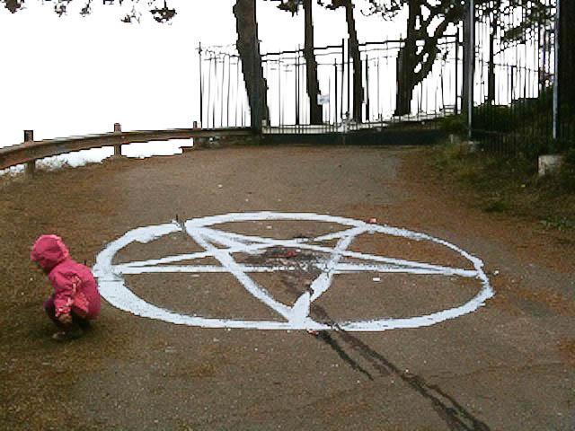 Homem mata seus cinco filhos em ritual satânico