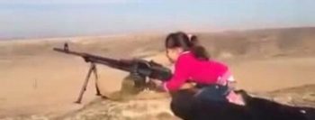 Menina atira com metralhadora e diz que matou 400 militantes do Estado Islâmico