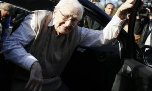 Aos 93 anos, ex-guarda de Auschwitz é julgado na Alemanha por 300 mil mortes Oskar Groenin só chamou