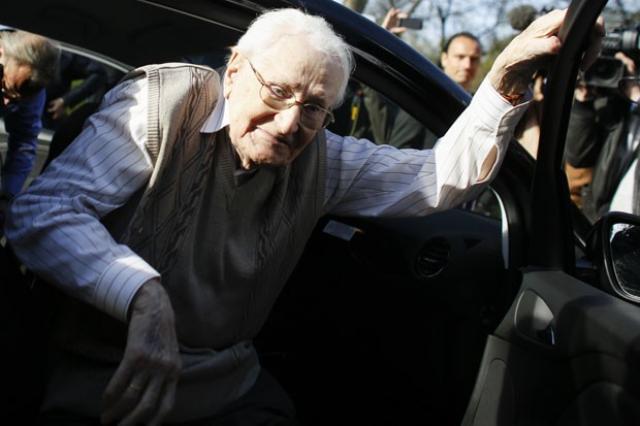Aos 93 anos, ex-guarda de Auschwitz é julgado na Alemanha por 300 mil mortes Oskar Groenin só chamou