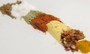 Uso de temperos no lugar do sal deixa as refeições mais saudáveis Uso de temperos no lugar do sal deixa as refeições mais saudáveis