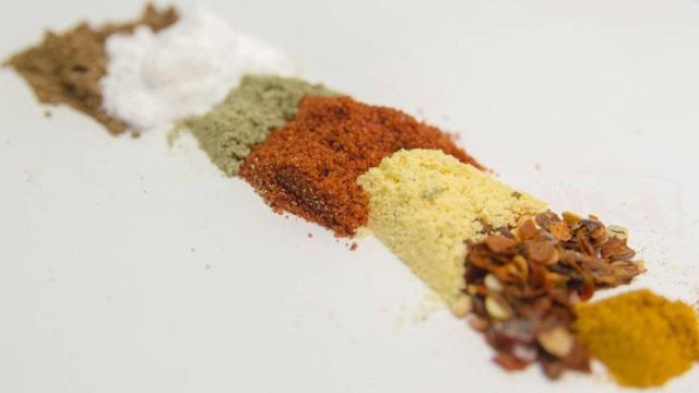 Uso de temperos no lugar do sal deixa as refeições mais saudáveis
