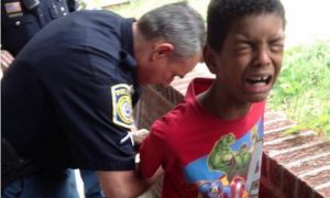 Mãe combina ‘prisão falsa’ com policiais para ensinar filho mal educado a se comportar Mãe combina ‘prisão falsa’ com policiais para ensinar filho mal educado a se comportar